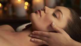 Tratamiento que combina la acción de las células madre del argán natural, con activos regenerantes, el masaje activador y reafirmante realizado con gua sha de cuarzo rosa y la bambuterapia con finísimas cañas de bambú