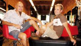 La creatividad y el trato con el cliente son los ejes con los que encaran su profesión estos dos hermanos, ganadores del premio al Empresario del Salón del Año en los Global Salon Business Awards