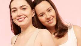 Para brillar esta Navidad, nada mejor que lucir una piel que resplandezca con la ayuda de los efectos nacarados de la gama más luminosa y festiva de la marca