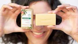  Este Champú a la Cidra, en formato sólido, de Klorane, es ideal para los cabellos que se engrasan rápidamente. En un solo gesto ecofriendly, el cabello recupera su vitalidad y el cuero cabelludo se libera del exceso de sebo