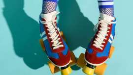 Es un entrenamiento de cardio saludable para el corazón, fortalece el tren inferior, mejora la postura corporal y trabaja la zona core (músculos abdominales, lumbares y pélvicos). Desde Rolling School nos hablan de todos sus beneficios