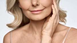 Cuello y escote son, probablemente, las zonas más envejecidas del cuerpo.  Si hay un momento para tratarlos es justo ahora, antes de que llegue la primavera