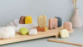 Aquauria, primera marca de cosmética natural sólida de Àuria Perfumes, lanzada al mercado el pasado mes de octubre, ha llegado ya a farmacias y parafarmacias con sus primeras líneas de producto