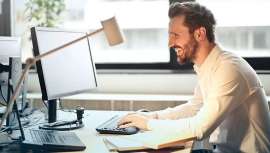 Para estar preparados para el futuro, los fabricantes deben centrarse en estrategias de datos, experiencias enriquecedoras para los clientes, la mejora de la cualificación de la mano de obra y objetivos de sostenibilidad