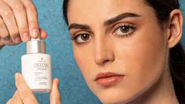 Su fórmula, con la exclusiva tecnología Edafence® y niacinamida, activa y refuerza la función barrera junto con el ácido hialurónico, que aporta hidratación y contribuye a mantener una sensación de confort