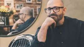 En positivo, y con las ideas muy claras, acompañadas de los hechos, el estilista Ismael de Felipe, con salón en el Barrio de Salamanca de Madrid, calle Padilla, nos desvela algunos de los secretos del éxito y la permanencia