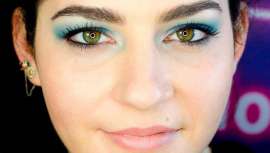 En el día más triste del año, el denominado Blue Monday, nada mejor que superar la situación poniéndote guapa, muy guapa, dándole la vuelta al azul Blue y haciendo de este color tu mejor arma de seducción