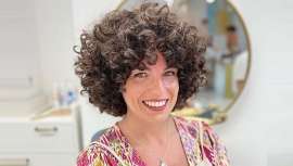 Conchi Arias, fundadora de Campos Curlyhair (Granada) y experta en rizos y pelo ondulado, propone tres estilos curly que triunfarán en 2023 y tips profesionales para sacarles el máximo partido 