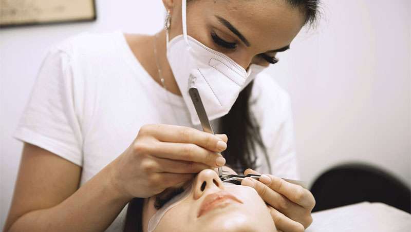 Sandra Requena, fundadora e CEO Marbellash: Curso de Extenses de Pestanas. Repasso ao Volume Russo