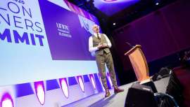 El fundador de Phorest, Ronan Perceval, ha caldeado el ambiente y dado la bienvenida a los más de 600 asistentes, dueños de salones de peluquería, barberías y spas