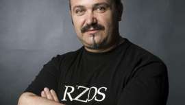 Una obra maestra, sin duda, en la que desciframos muchos de los códigos de la icónica Rizos. Hoy, Manuel Rodríguez, uno de los profesionales más queridos del sector, director artístico internacional, es nuestro protagonista 