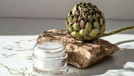 Rica en fibra, flavonoides, vitaminas y minerales… ¡La alcachofa lo tiene todo! Efectos prebióticos, drenantes y diuréticos. Recomendada para perder peso, por su valor calórico mínimo y su acción protectora del hígado