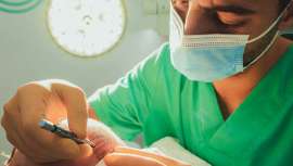 El proceso preoperatorio y postoperatorio de un injerto capilar es vital ya que cada una de las fases requiere de una serie de atenciones específicas. Nos lo cuenta Hospital Capilar