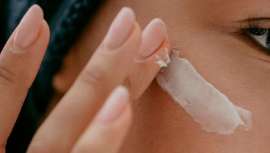 Es el activo favorito de los dermatólogos y no es de extrañar, estimula la producción de colágeno y ácido hialurónico, combate las arrugas, reduce los poros...