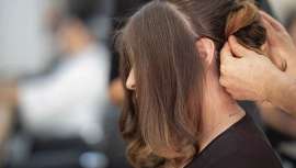 Las nuevas tecnologías han cambiado la forma de trabajar, incluso en profesiones eminentemente artesanales, como es el caso de la peluquería. Analizamos los beneficios e inconvenientes que esto conlleva de mano de sus propios protagonistas 