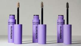 Con péptidos naturales, vitaminas, cafeína y biopolímeros, el gel Grow & Fix aporta color, fija y trata el vello de las cejas para potenciar la mirada