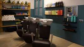 El mobiliario, los colores, las áreas… El salón de peluquería transmite nuestra identidad como profesionales y completa la experiencia del cliente. Por eso, ningún detalle puede quedar al azar