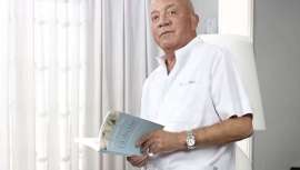 Tapia realizó numerosas intervenciones a personalidades públicas y famosas e introdujo en España las técnicas de lifting muscular y subperióstico u óseo