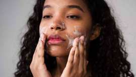 No importa si te maquillas o no, limpiar el rostro es fundamental para mantener el buen estado de la piel, porque las partículas como el polvo, la contaminación y los restos de maquillaje, se van acumulando en la epidermis