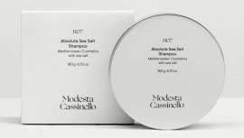 Con este champú en lata que limpia de forma natural y saludable, el pelo fino aguanta suelto, sin coleta, entre otras mil y una propiedades que hoy nos relata la farmacéutica Modesta Cassinello