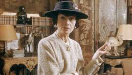 Coco Chanel, la diosa de la moda de los años 20 nos dejó, además del traje tweed, el little black dress y una fragancia inolvidable… ¡Su propio corte de pelo!