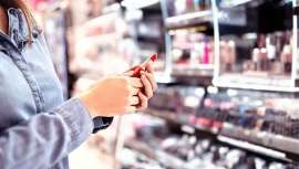 Las preocupaciones económicas de los consumidores y el aumento del coste de la vida están afectando las tendencias de belleza de maneras nuevas y sorprendentes a medida que buscan alternativas más asequibles y baratas