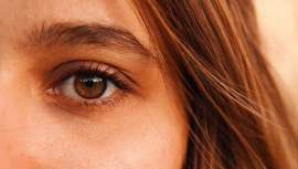 Tensa el músculo del contorno de los ojos hasta conseguir efectos muy similares a la operación, pero sin pinchazos ni dolor