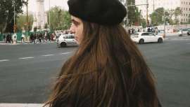 El término fly away no hace referencia al encrespado, sino a esa escapada en vertical de pelos sueltos que produce la electricidad estática