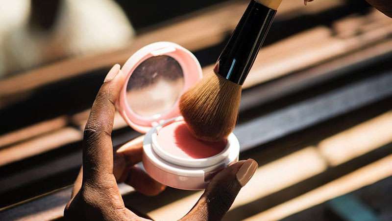Cómo debes aplicar el colorete para un efecto lifting inmediato y duradero