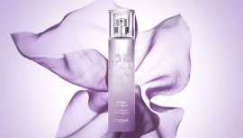 Mathilde Thomas, su creadora, lo describe así: Entre el cielo y las vides. Una brisa chipre dulce inspirada por la uva frambuesa. Una estela celeste, cautivadora y sensual