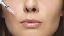 Ambos colectivos se unen con la firma de un convenio en la lucha contra el intrusismo en el sector. Estos profesionales son los únicos que pueden realizar tratamientos con ácido hialurónico o toxina botulínica