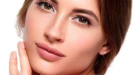 La firma propone DD Cream, con ácido hialurónico, y el iluminador Drops d’Or para poder lucir una piel brillante e hidratada en una fecha tan especial, pero también antes y después 