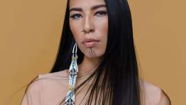 Como icono moderno, Chasinghorse continúa rompiendo barreras, redefiniendo la belleza y defendiendo su herencia a través de su estilo mientras abraza la fuerza de su voz para abogar por un futuro mejor