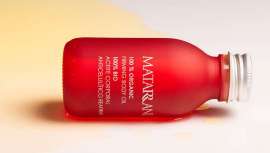  Al ser una piel más gruesa, tiende a la sequedad y es necesario hidratarla con frecuencia y con productos ricos en activos nutritivos 