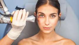 La Dra. Pérez Sevilla, cirujana maxilofacial y experta en medicina estética facial, nos cuenta qué diferencia hay entre las ojeras pigmentarias y las vasculares, así como los tratamientos idóneos para mejorar (y combatir) cada una de ellas