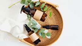 La UE establece que todos los productos cosméticos deben llevar un etiquetado que indique sus ingredientes. Saber qué significan los símbolos y la nomenclatura es muy importante para conocer qué componentes se ponen en contacto con nuestra piel