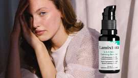 S.O.S Skin Calming Booster de Lamixtura actúa como un potente salvavidas para la piel durante los meses más fríos gracias a su poder calmante, reparador y antiinflamatorio, que actúa contra las rojeces, la sequedad o la falta de hidratación