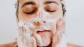 Limpiar el rostro por la noche después de una cena o de salir a tomar algo da pereza, pero es muy importante desmaquillarse antes de irse a dormir. De hecho, es imprescindible para mantener una buena salud cutánea. Te contamos por qué