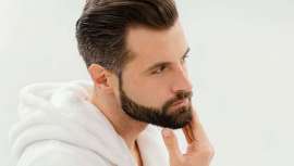 Mr. Groomed by Gentleman Cosmetic es un lápiz de doble punta que subraya discretamente tu virilidad y permite definir y dar color al vello facial