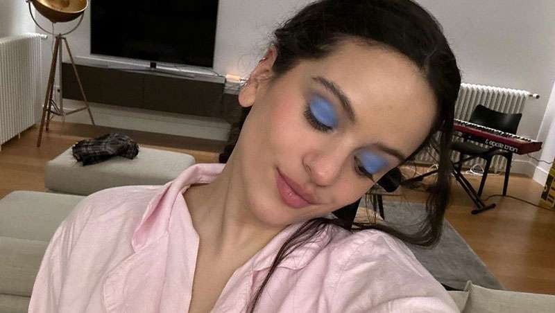 7 trucos de experta maquilladora para copiar el ochentero azul de Rosala