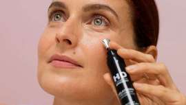 Está confeccionado a base de melatonina y un cóctel de activos epigenéticos que tienen la capacidad de proteger y restaurar la juventud de la piel dándole a esta un aspecto descansado y jugoso