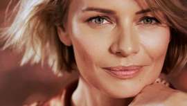 Una mirada libre de ojeras, un rictus horizontal, unas líneas de marioneta suavizadas, unas mejillas bien posicionadas, unos labios happy y una línea mandibular recogida. Estos rasgos son los que definen un rostro juvenil y alegre