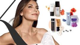 La hemos visto desfilar durante décadas para los diseñadores más prestigiosos, pero si hay algo que nos fascina de ella es que a sus 53 años sigue reinventándose