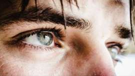 Más gruesa, con mayor tendencia a la deshidratación y con la agresión diaria del afeitado, la piel del hombre merece un cuidado preciso que reponga su equilibrio hídrico, que le aporte suavidad y una profunda acción detoxificante