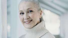 La pérdida de cabello hormonal puede volver a crecer después de la menopausia. Pero antes de llegar a eso, es importante saber que el cabello pasa por ciclos de caída y crecimiento a lo largo de nuestras vidas