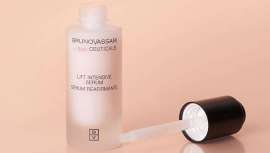 Combate los signos de la edad, mejora la firmeza y elasticidad de la piel y estimula la síntesis de colágeno