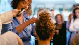 La experta Conchi Arias, fundadora de Campos Curly hair (Granada), explica cómo crear este recogido atrevido, sofisticado y muy favorecedor, que además, arrasa entre celebrities y clientas... ¡Y huele a Andalucía! 