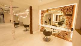 En el céntrico barrio de Chueca, Madrid, se encuentra Salón YÖY Almirante, un nuevo concepto de peluquería donde el dinamismo, las tendencias y el estilo van de la mano de la salud capilar, para ofrecer un asesoramiento y un trato personalizado