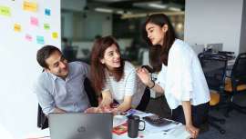 En el Grupo las mujeres representan el 50% de los miembros del consejo de administración, el 32% de los miembros del Comité Ejecutivo, el 57% de todos los puestos clave y el 61% de los puestos directivos de marca internacional