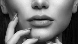 Lo último de Omorovicza es un bálsamo labial con ingredientes que consiguen casi los mismos efectos que las infiltraciones de ácido hialurónico, además de hidratar y sublimar la piel de los labios